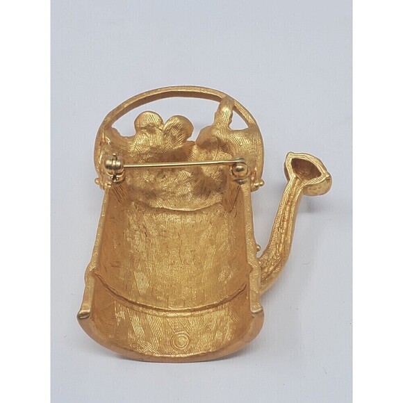 VINTAGE NOVELTY BROOCH WATERING CAN FLOWERS FAUX PEARLS HAMMERED MATTE GOLD - Picture 9 of 11